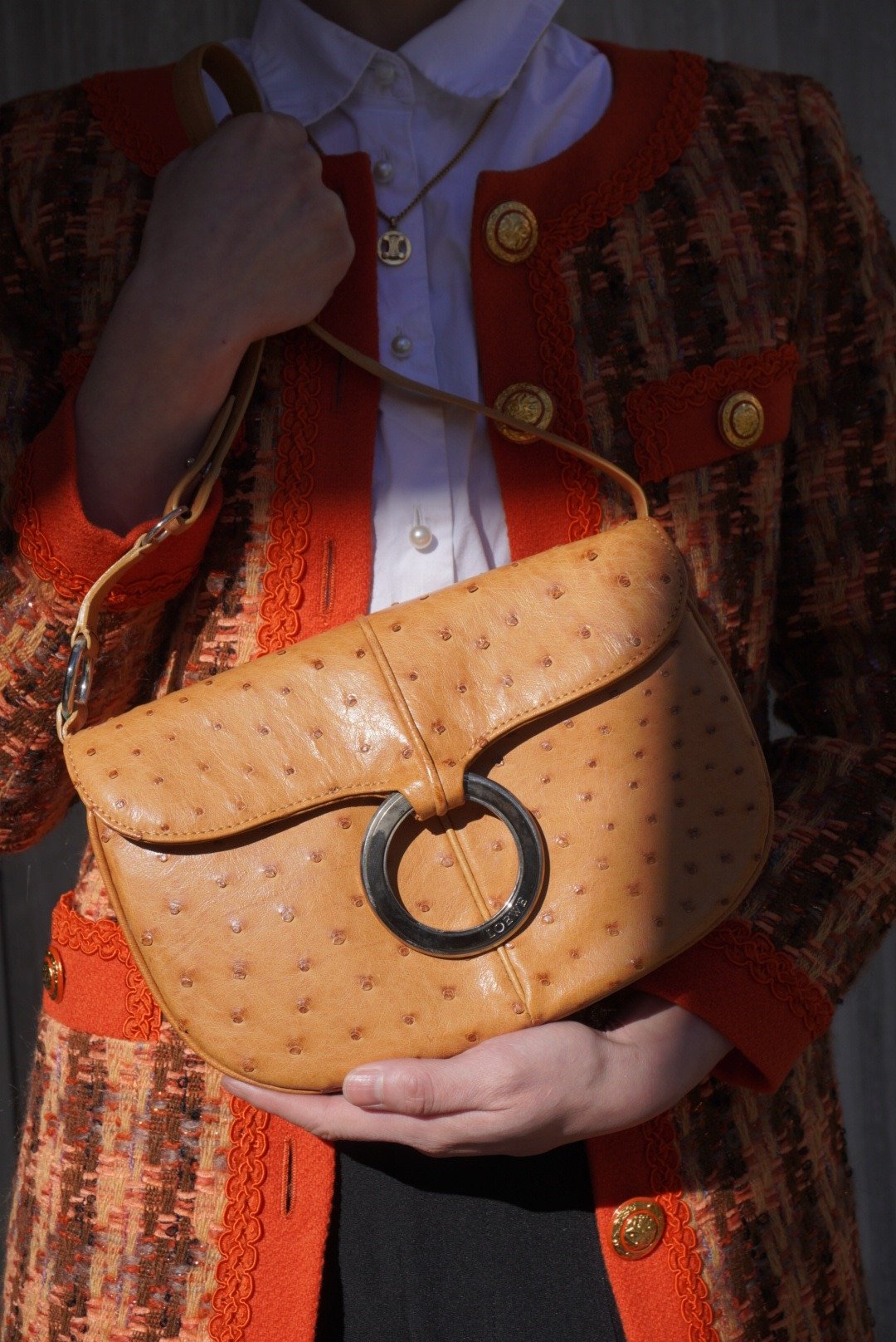 【日本直送 名牌中古包】LOEWE 罗威亚 侧背包 米色 圆形标志 鸵鸟皮 经典半月包 vintage 2bjbin - 侧背包/斜挎包 - 真皮 咖啡色