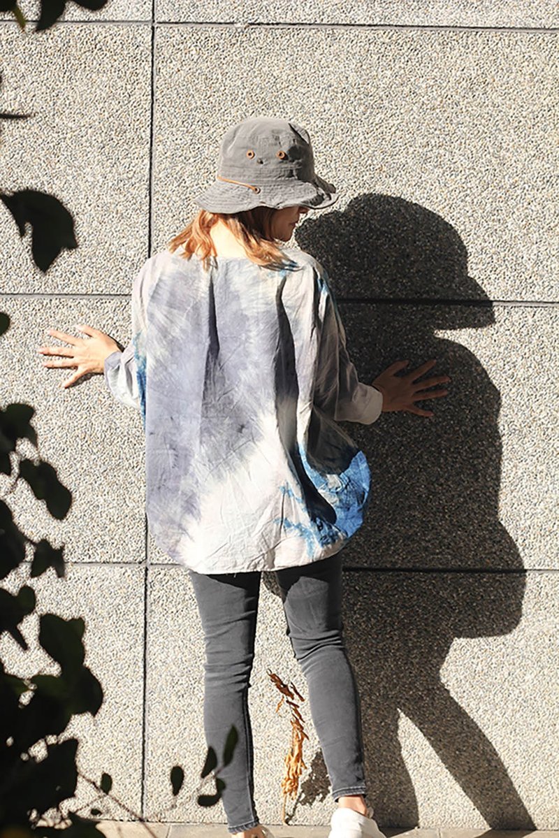 风格个性后宽立裁植物染衬衫 - 女装衬衫 - 棉．麻 