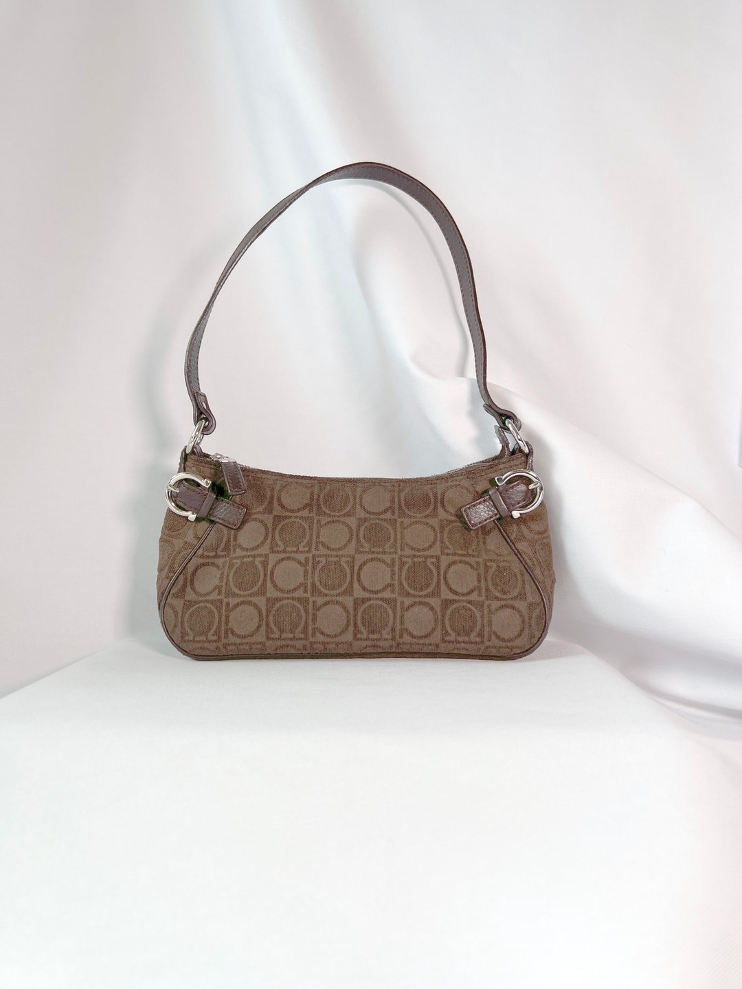 Ferragamo Gancini-print shoulder bag 经典马蹄扣绒面腋下包 - 侧背包/斜挎包 - 其他材质 咖啡色