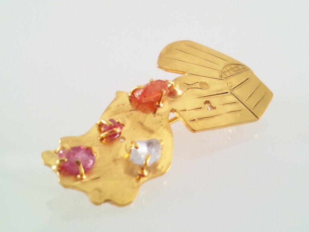 "Treasure chest" with natural spinel / natural sapphire gemstone - 胸针 - 其他金属 