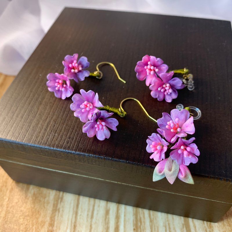 (夜樱 夜桜) 细工布花 开在耳朵下的樱花枝 耳环 耳夹 つまみ细工 - 耳环/耳夹 - 丝．绢 紫色