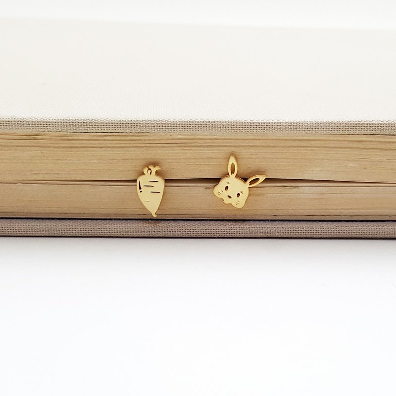 Rabbit and Carrot post earring in gold l minimalist animal jewelry - 耳环/耳夹 - 其他金属 金色