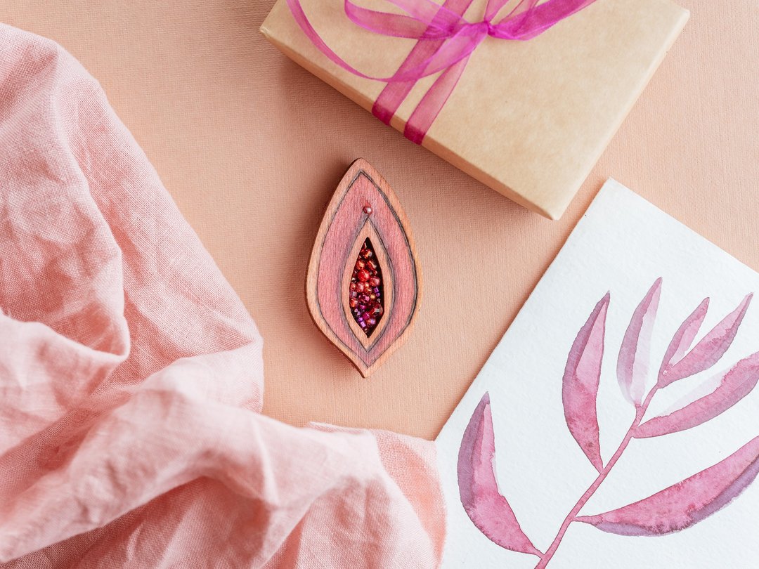Yoni Handmade Brooch - 手工 禮物 - Feminist Pin - Wood Jewellery - yoni brooch - 胸针 - 木头 粉红色