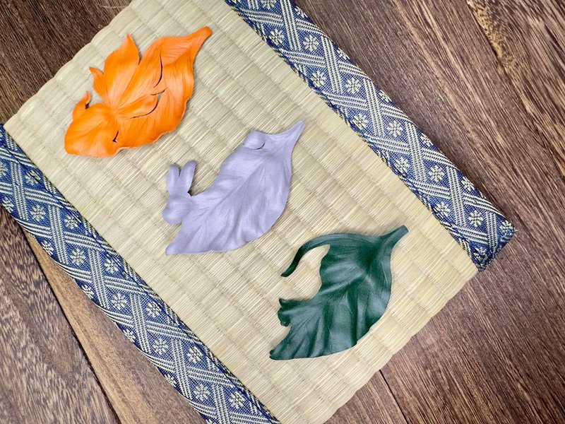 动物造型皮革叶子襟针│别针│胸针【猫/兔子/金鱼】 - 胸针 - 真皮 多色