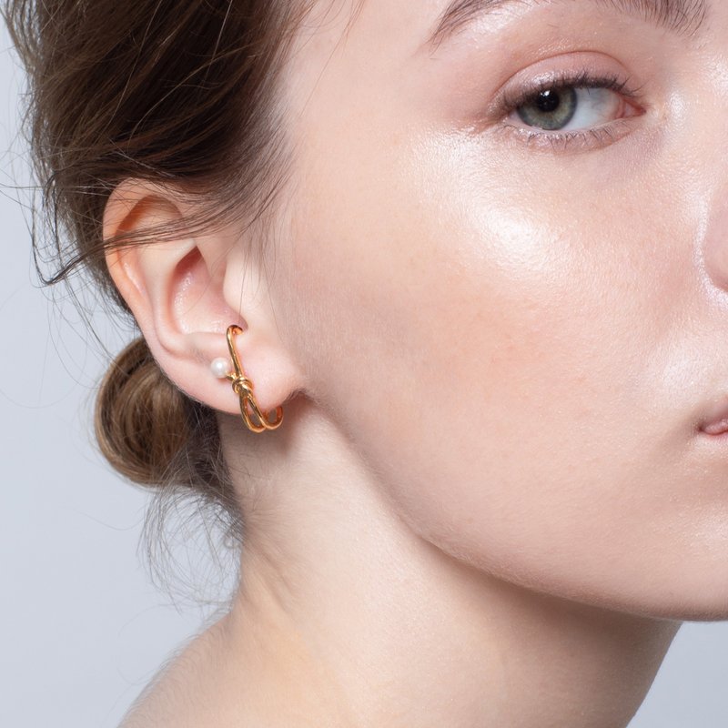 扭结珍珠耳环 925银厚镀18K金 Knotted Pearl Earring - 耳环/耳夹 - 珍珠 金色