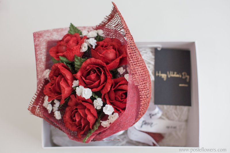 SCARLET ROSE - Small Flower Bouquet in Box - 摆饰 - 纸 红色