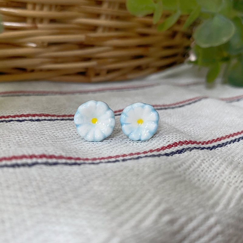 可爱花卉图案手工陶瓷耳环 - 耳环/耳夹 - 陶 白色