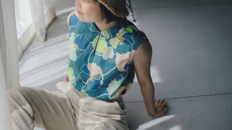 Hallow 棉质印花圆衣领上衣 : 百花齐放 绿色 - 女装上衣 - 棉．麻 绿色