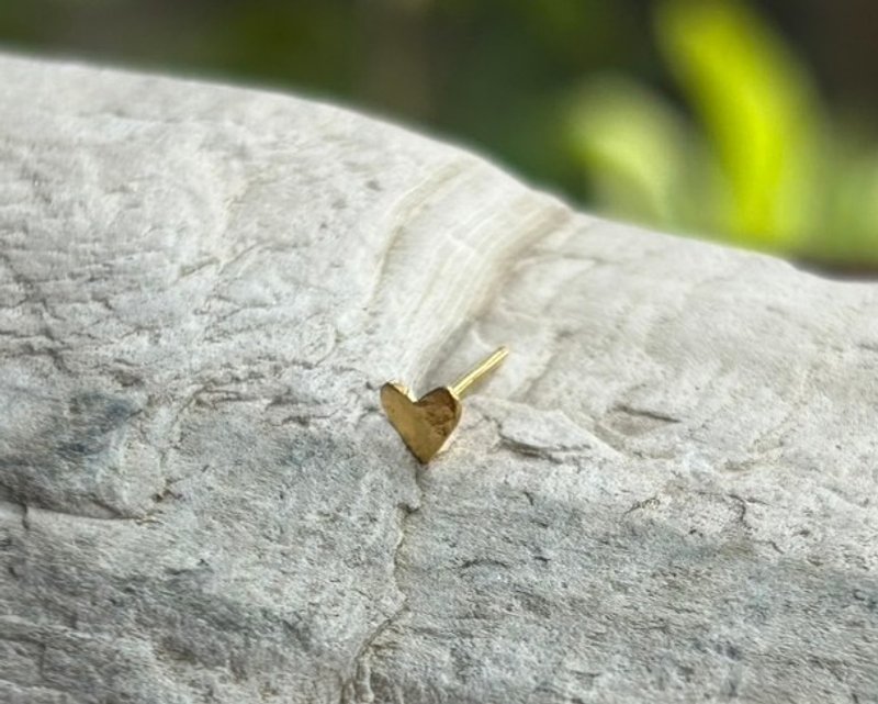小巧爱心纯金耳环 K24 Pure Gold Heart 纯金造型耳钉 单只贩售 - 耳环/耳夹 - 其他金属 金色