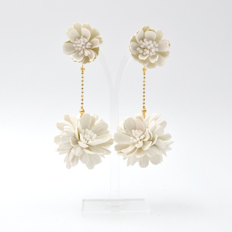 白色婚礼款 压花雏菊花球耳环 White Wedding Daisy Ball Earring - 耳环/耳夹 - 其他材质 黑色