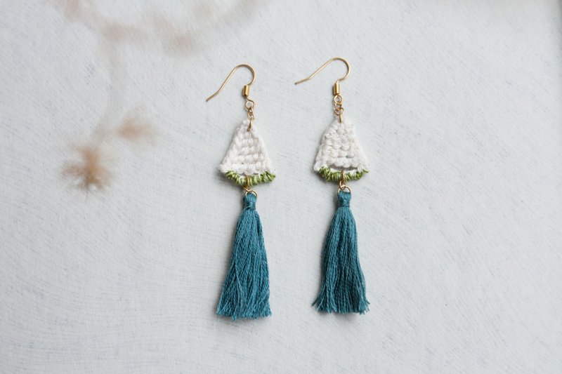 三角流苏耳环・湛蓝 - 耳环/耳夹 - 棉．麻 白色