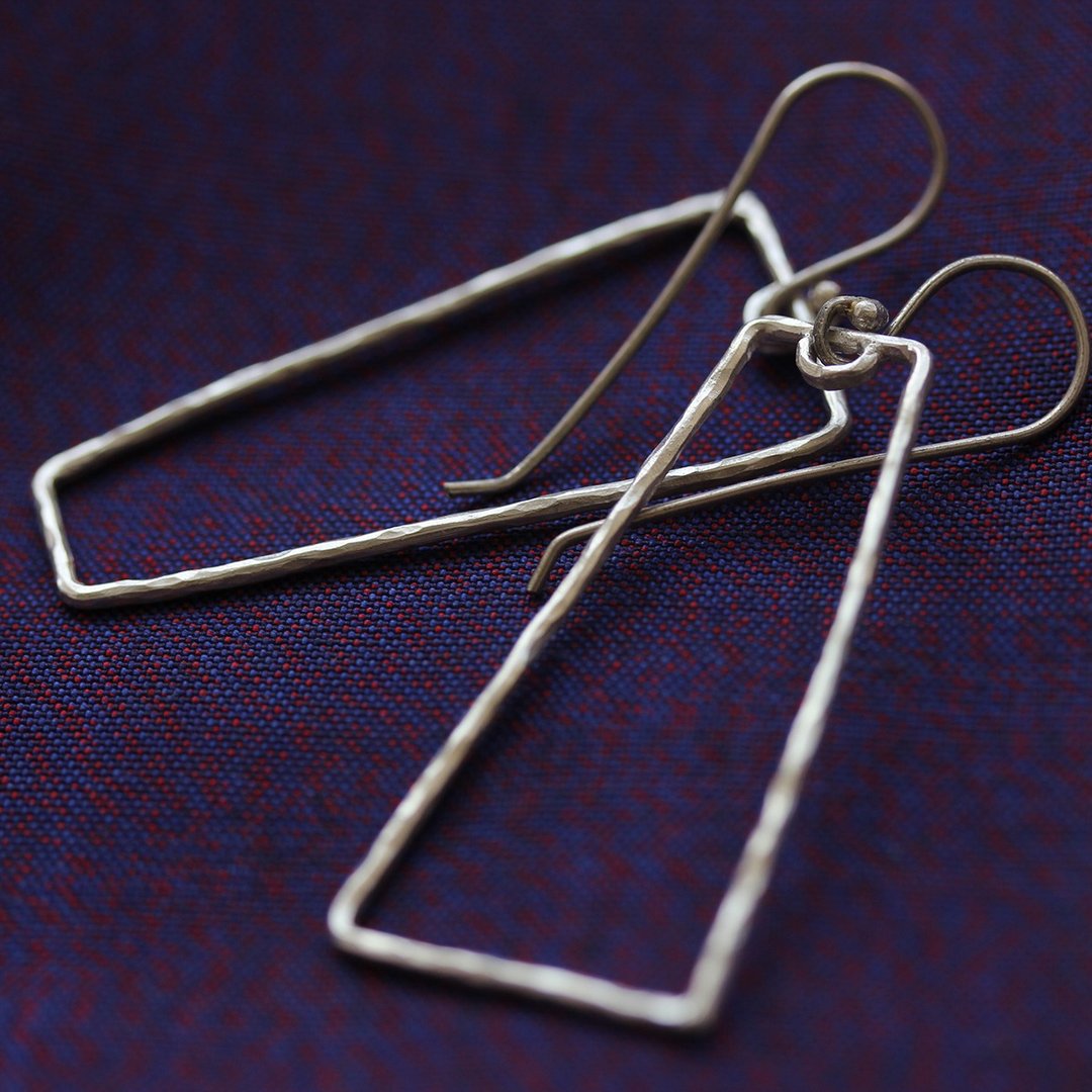Hammered silver wire trapezoid shape "Opposite" earrings (E0177) - 耳环/耳夹 - 银 银色