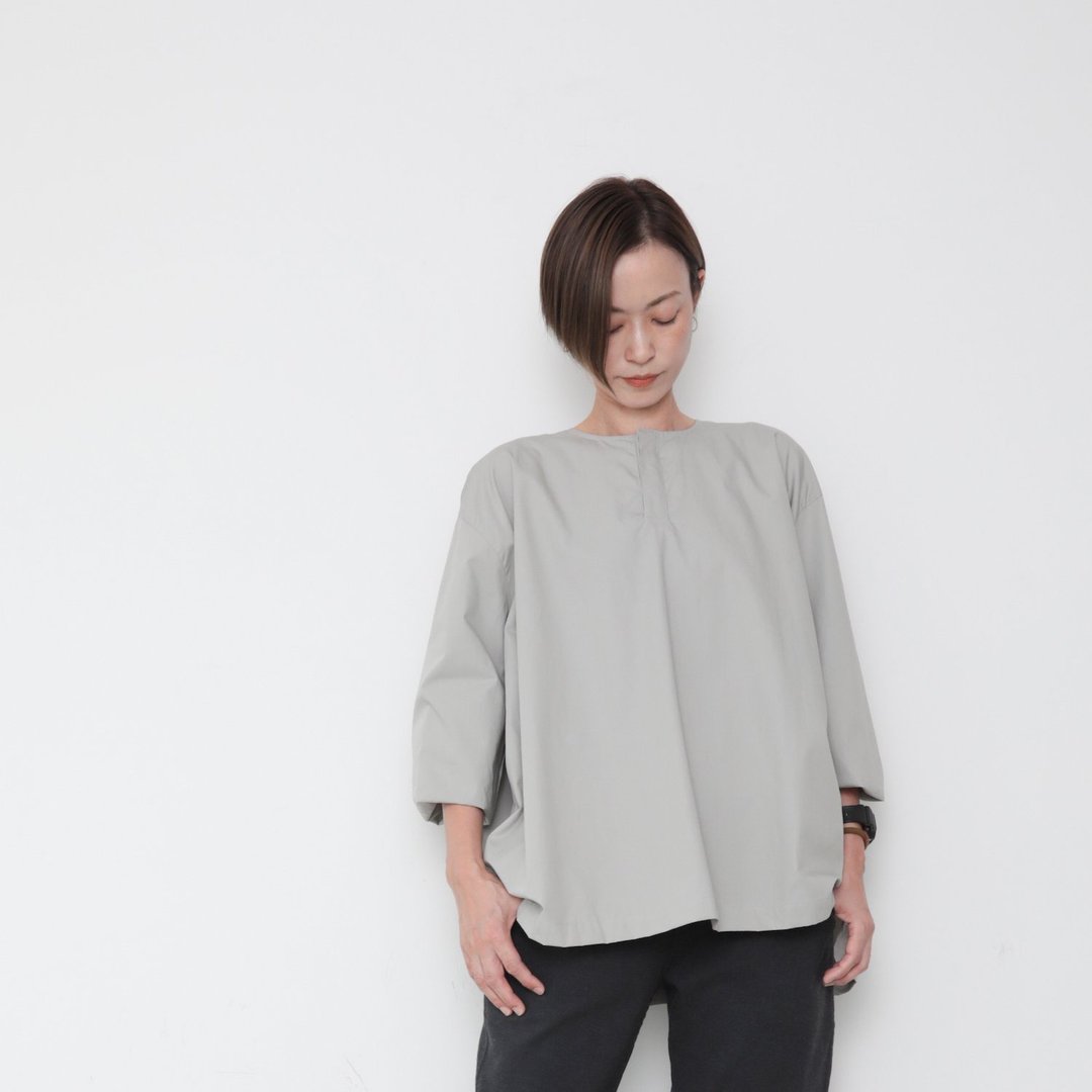 OMAKE.jp 藏扣澎袖百折衫MocBlouse 云灰 - 女装上衣 - 棉．麻 灰色