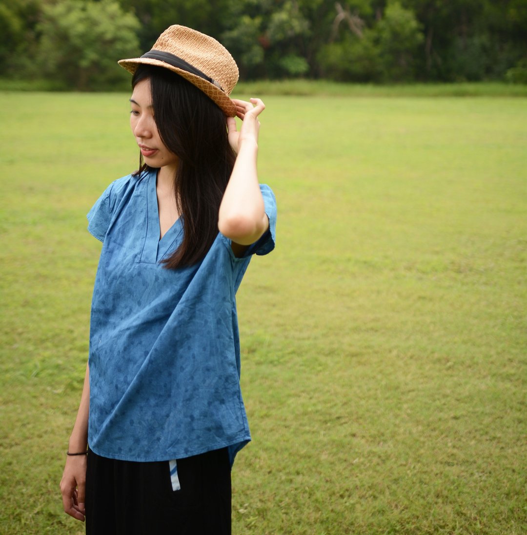 窗外-蓝染纯棉缇花上衣 - 女装上衣 - 棉 蓝色