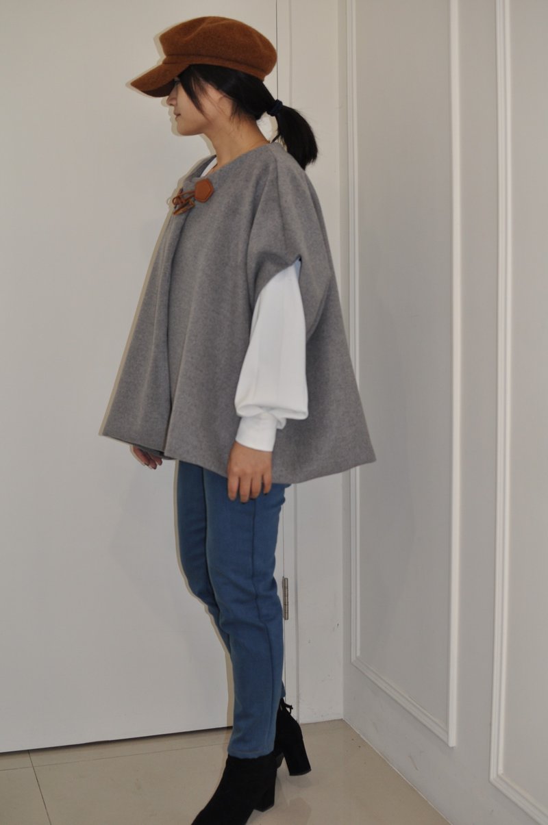 Flat 135 X 台湾设计师 秋天必备 90%羊毛wool 短版斗篷外套 搭配牛角扣 披肩 小外套 好搭配  丈青色 干燥玫瑰色 灰色 - 女装短裤 - 羊毛 灰色