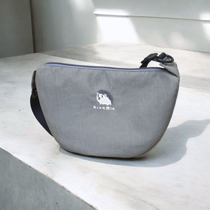 茑咪 原创刺绣设计马鞍包 斜背包 半月包/ 刺猬 灰色 - 侧背包/斜挎包 - 尼龙 灰色