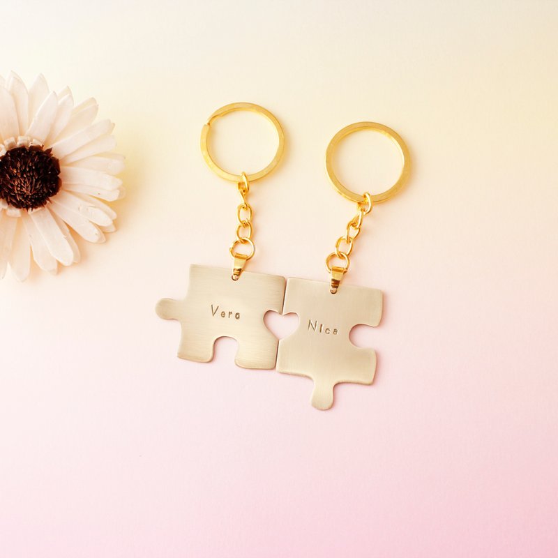 极简甜蜜蜜 拼凑一起 黄铜钥匙圈 定制化 手敲字母 纪念 情人礼物 - 钥匙链/钥匙包 - 铜/黄铜 金色