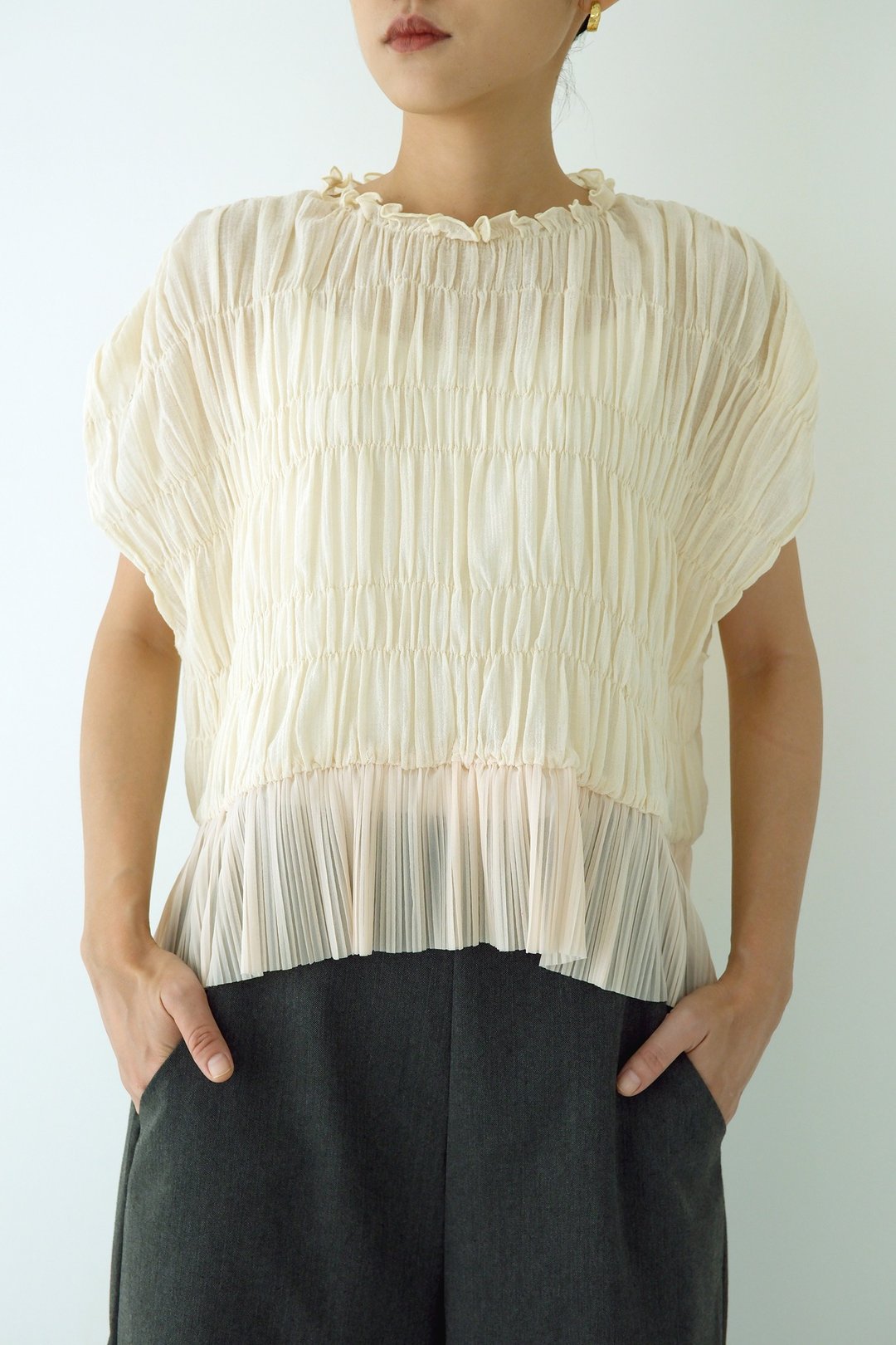 川 衣 WEAR BEING  短版抽皱拼百折接上衣  米X肤 - 女装上衣 - 棉 白色