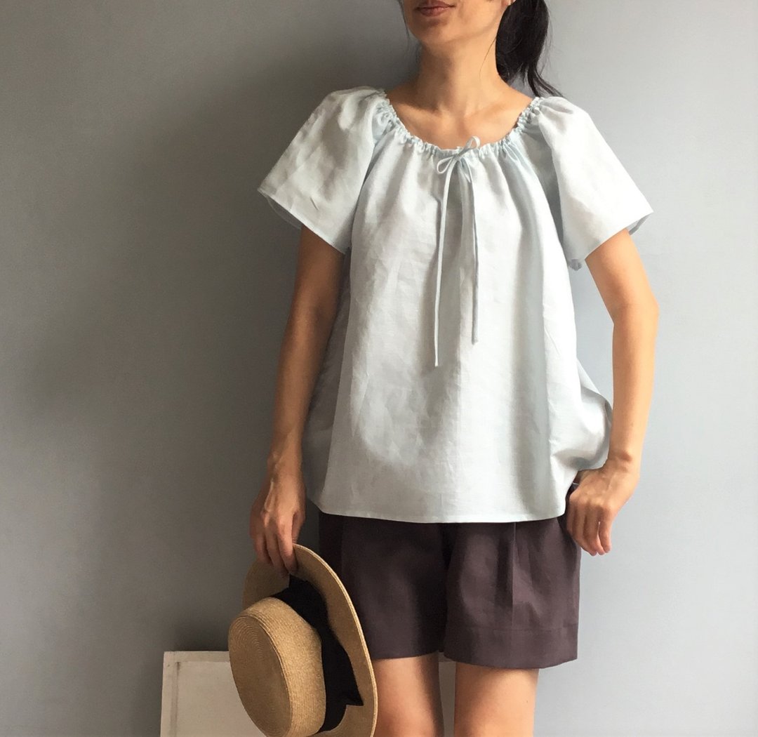 艾尔莎女孩/冰蓝圆领细褶抽绳/花苞袖/茧型短袖棉麻上衣 - 女装上衣 - 棉．麻 