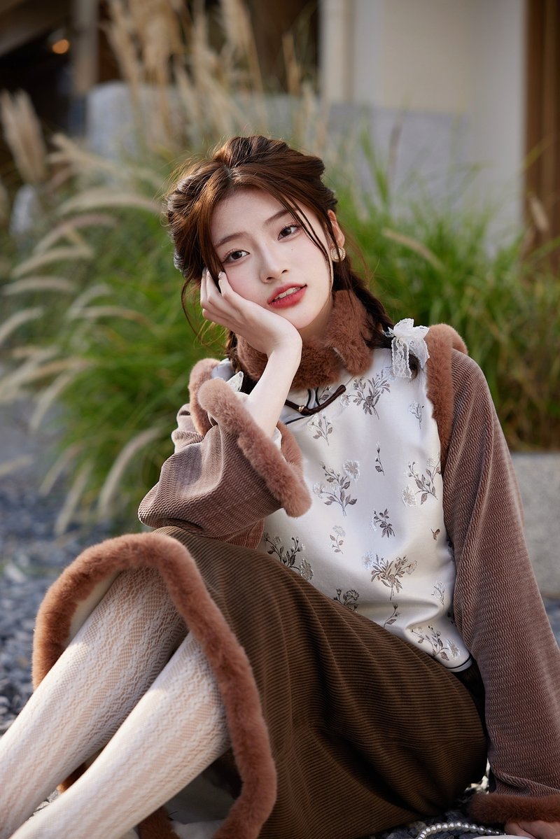 白色碎花拼接袖 中式秋冬加絨毛領上衣少女外套 春節過年戰袍 - 女装休闲/机能外套 - 聚酯纤维 白色