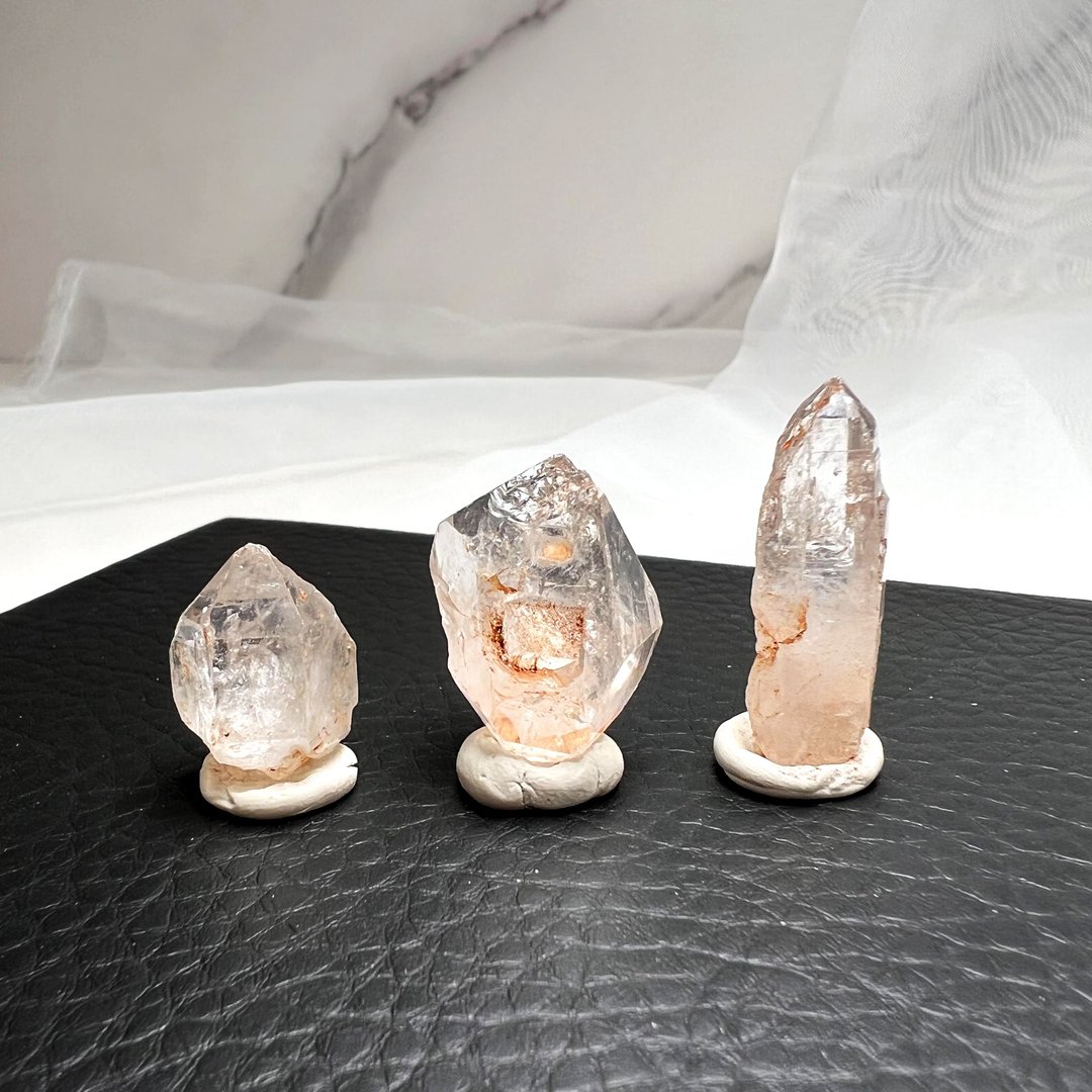 窗户。 疗愈  一图一物 摆件 净化 原矿 l 红泥骸骨水晶 组合 l - 摆饰 - 水晶 