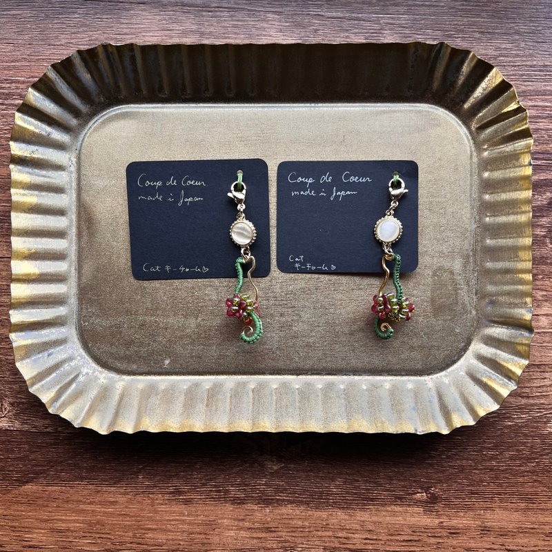 将亚洲绳结与串珠编织进猫咪造型之中 - 钥匙链/钥匙包 - 其他材质 