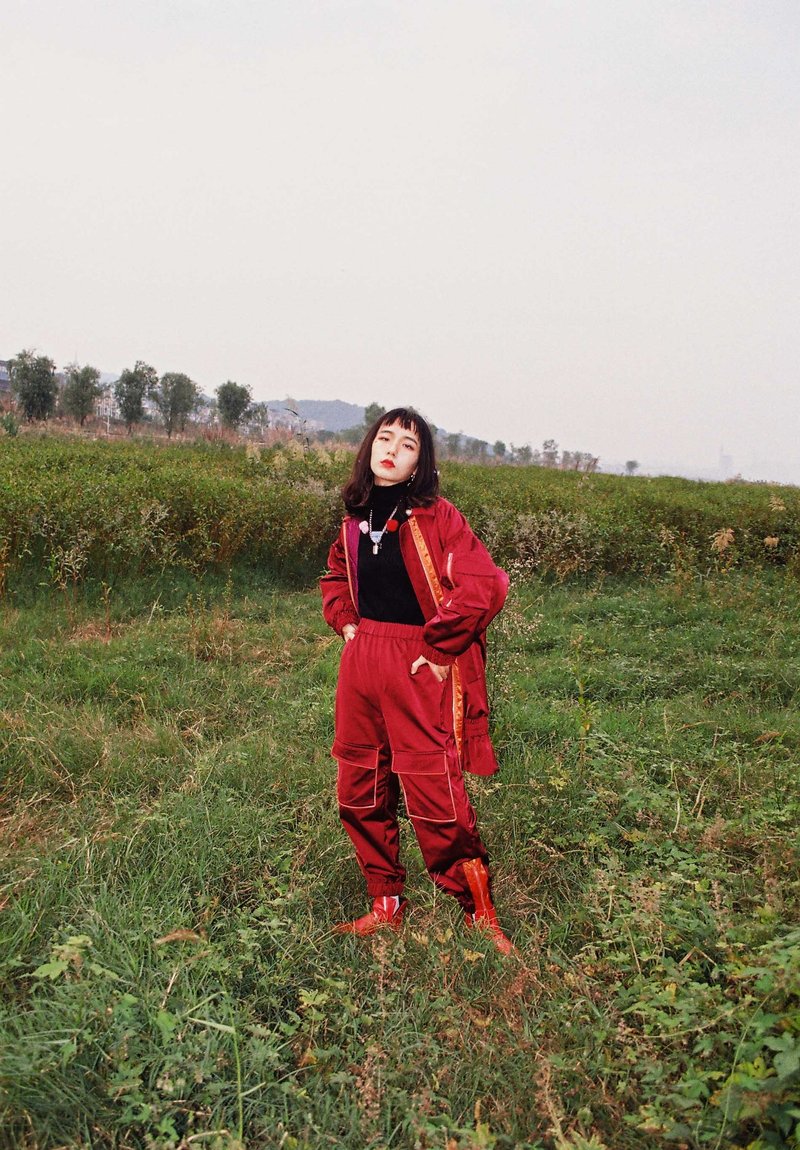 UF9193独立设计17秋冬新品深酒红中长翻领波浪摆棉服外套 - 女装休闲/机能外套 - 聚酯纤维 红色