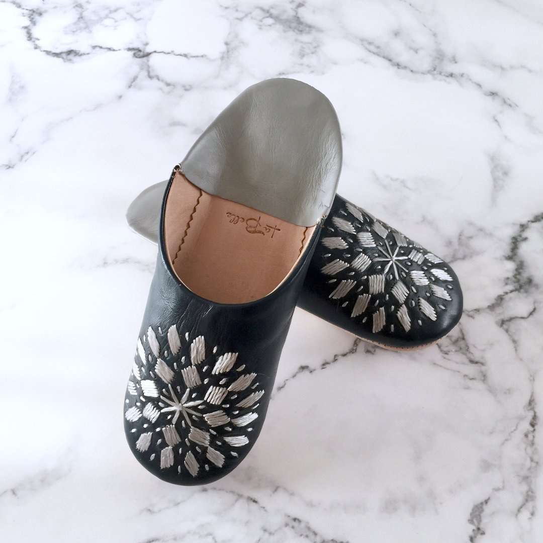 Elegant babouche (slippers) broadly bicolor midnight blue with hand-stitched embroidery - 室内拖鞋 - 真皮 蓝色