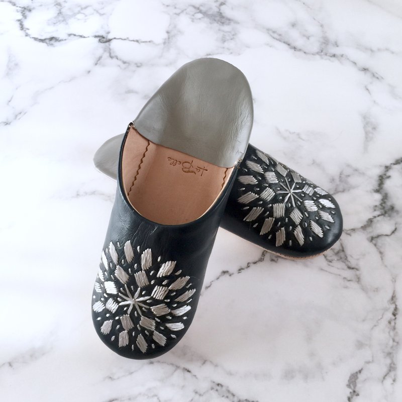 Elegant babouche (slippers) broadly bicolor midnight blue with hand-stitched embroidery - 室内拖鞋 - 真皮 蓝色
