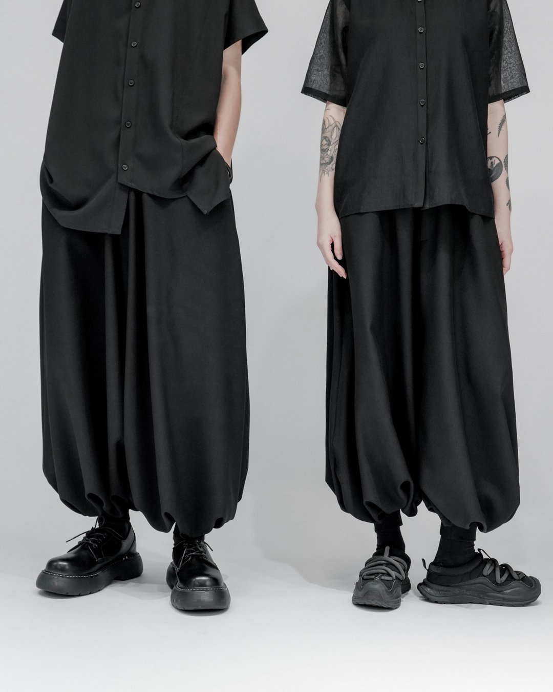 MUKK DESIGN 打褶缩口低裆宽裤 - 男士长裤 - 聚酯纤维 黑色