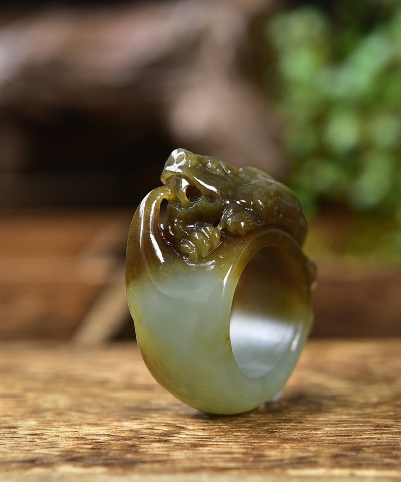 一款非常精致漂亮的和田玉糖料貔貅扳指寓意吉祥如意雕工精致 - 吊饰 - 玉石 
