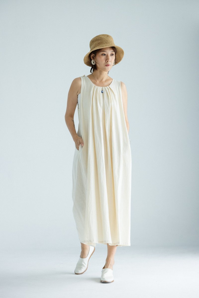 前抓皱无袖长洋装_米白 - 洋装/连衣裙 - 棉．麻 白色