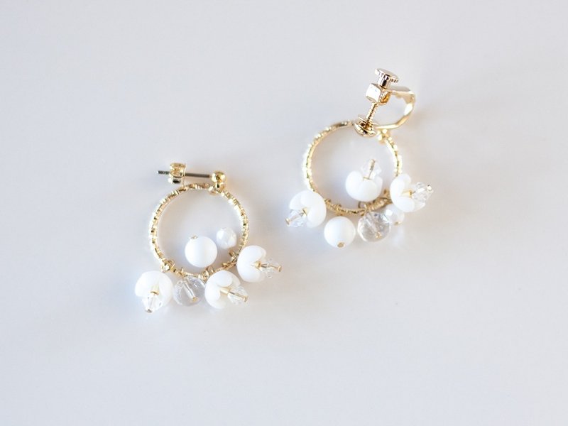 Hoop bouquet earrings, earrings, white - 耳环/耳夹 - 玻璃 白色