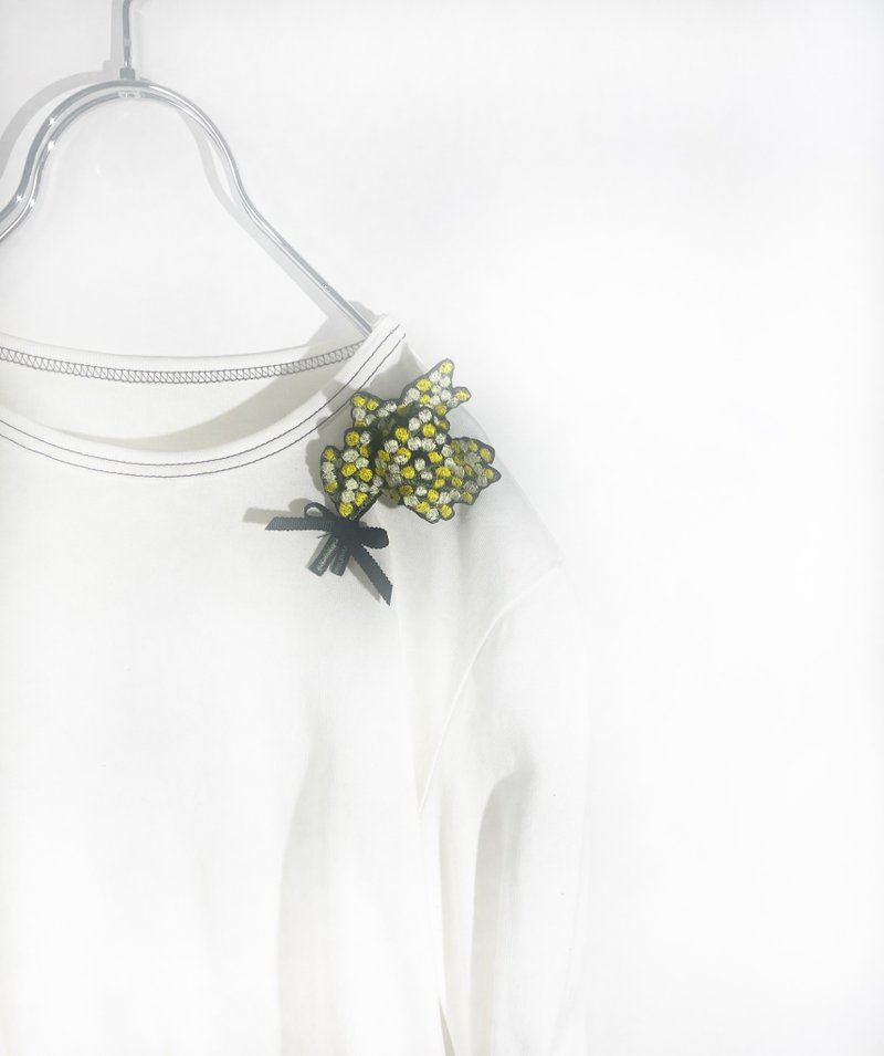 刺繍ミモザブローチ - 胸针 - 绣线 