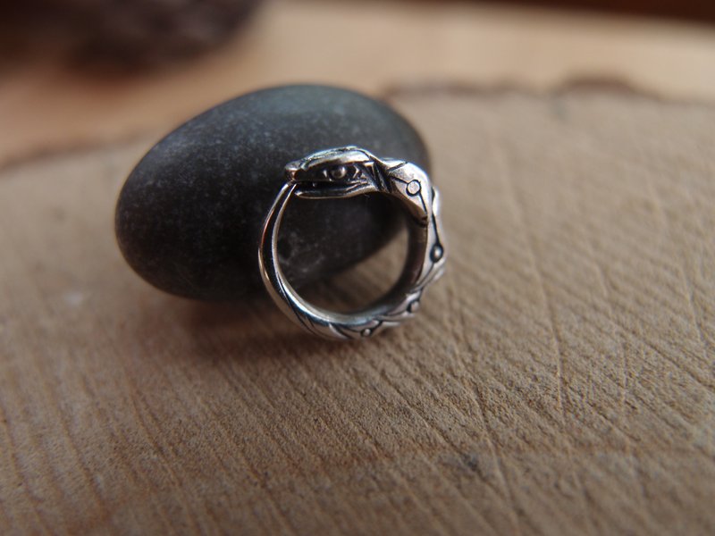 纯银衔尾蛇耳扣式单边耳环 10mm (0.4 英寸) - 耳环/耳夹 - 纯银 银色