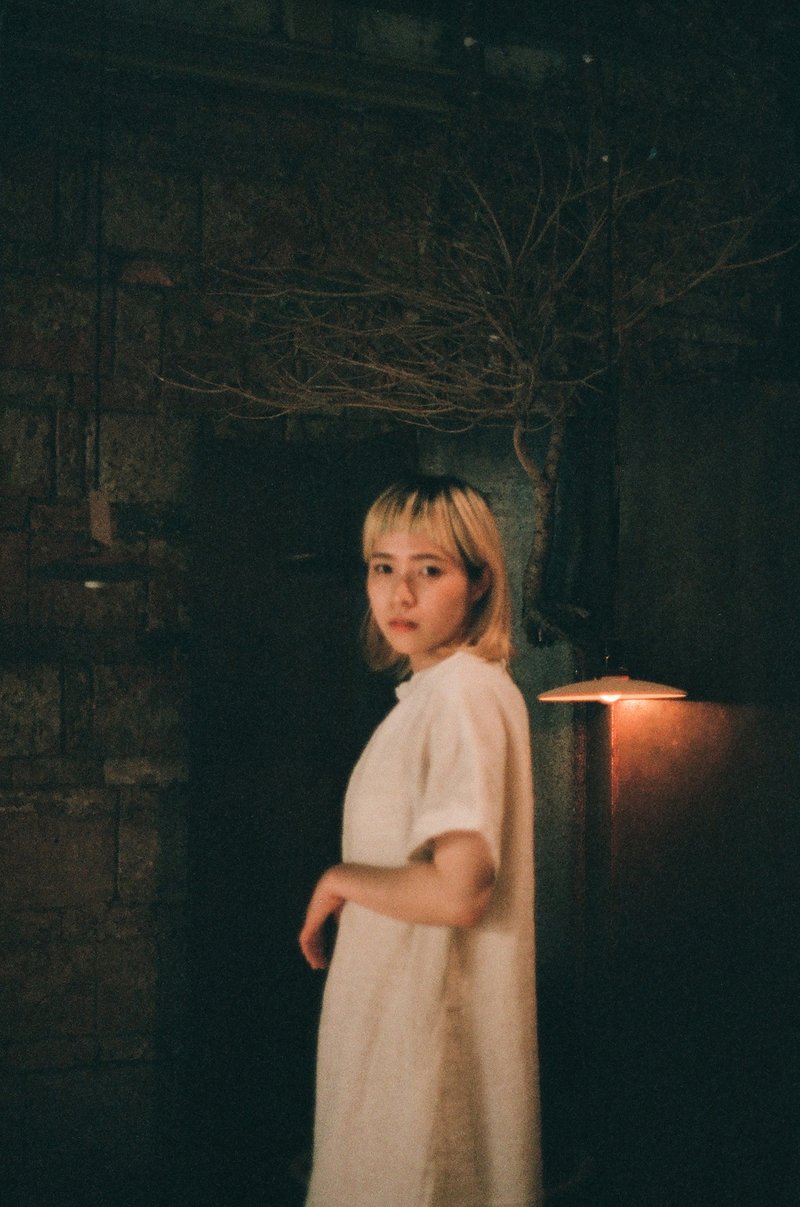 折 | 打褶领短袖洋装 - 日本和纸纤维布料 - 洋装/连衣裙 - 棉．麻 白色