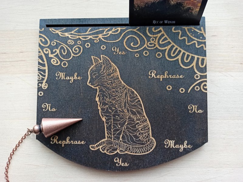 Pendulum board with cat for answers and tarot card holder. Travel altar - 摆饰 - 木头 咖啡色