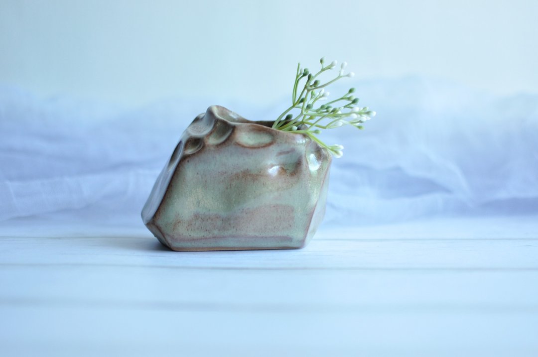 Heyu Soap ・手捏陶花器・陶土制・自然釉色・手工生活器皿 - 花瓶/陶器 - 植物．花 绿色
