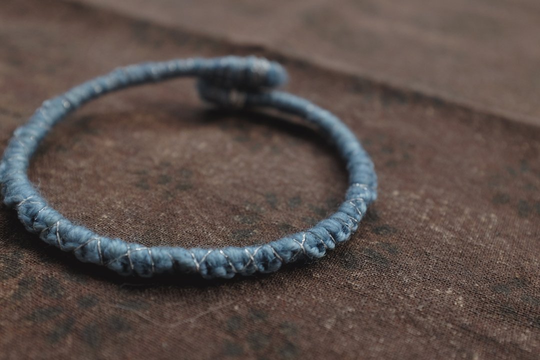 Indigo dyed wool bracelet 天然蓝染手镯 no.1/6 - 手链/手环 - 羊毛 蓝色