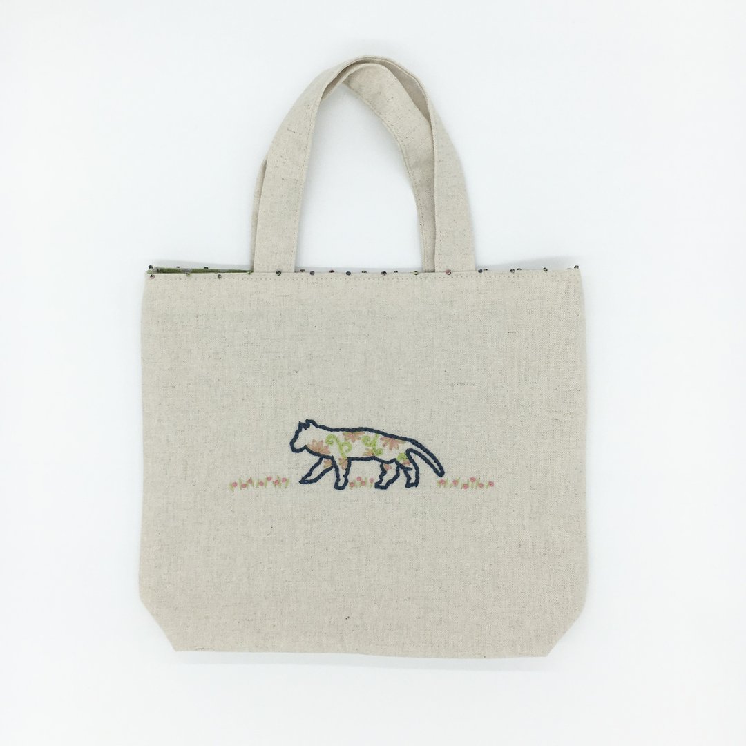 Strolling cat embroidery tote bag - 手提包/手提袋 - 棉 白色