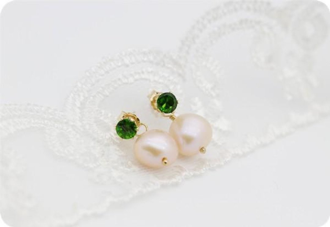 Diopside and Poppy Pearl Back Catch Earrings June Birthstone - 耳环/耳夹 - 宝石 绿色