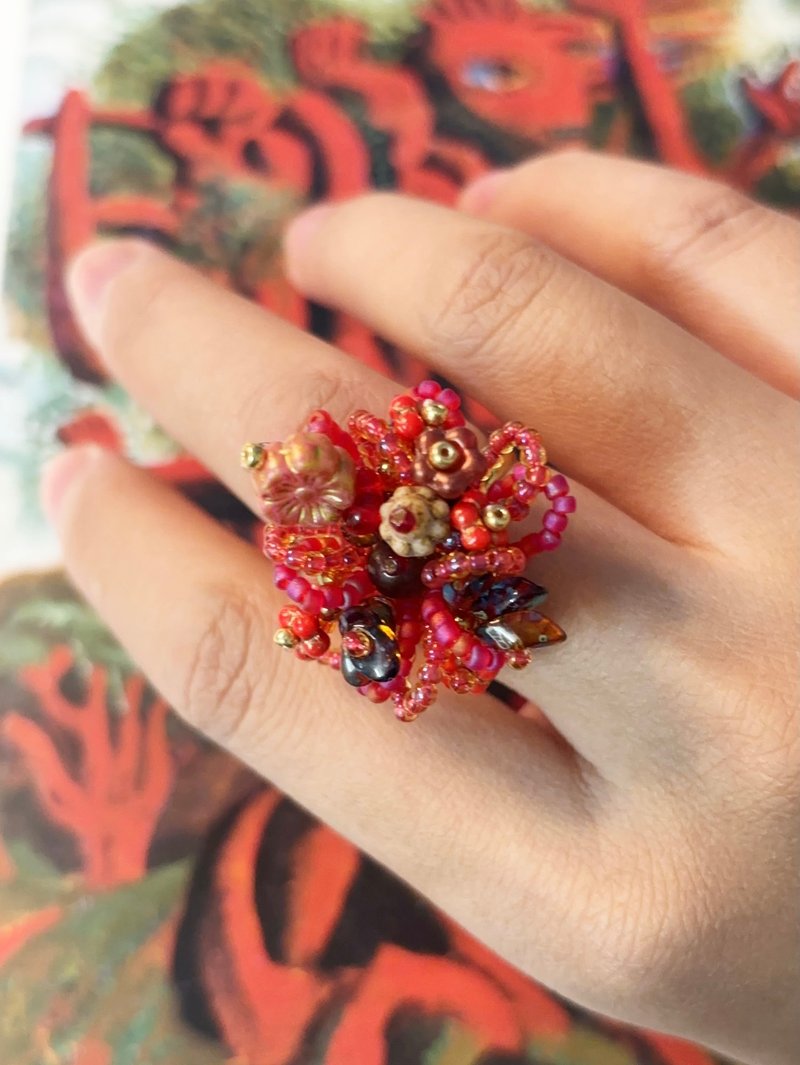 指尖玫瑰 串珠花叢戒指 手作串珠戒指 捷克珠戒指 手作戒指 - 戒指 - 玻璃 红色