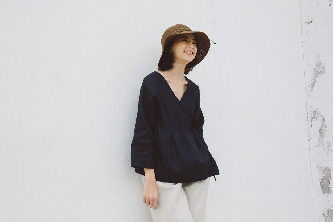 Linen Wrap top with Long sleeves in Navy - 女装上衣 - 棉 蓝色