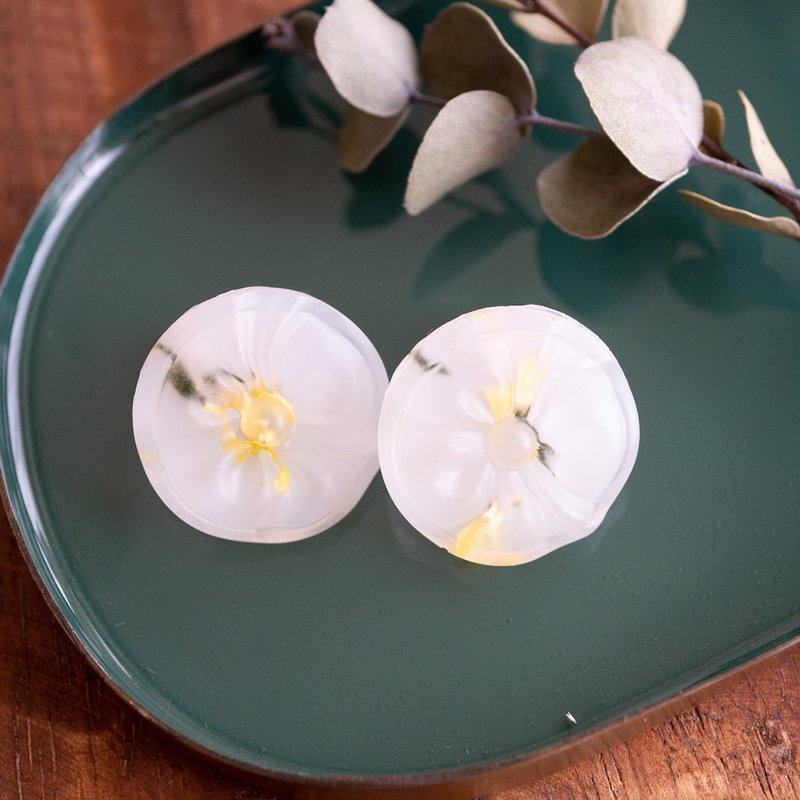 Flower button earrings - 耳环/耳夹 - 树脂 黄色