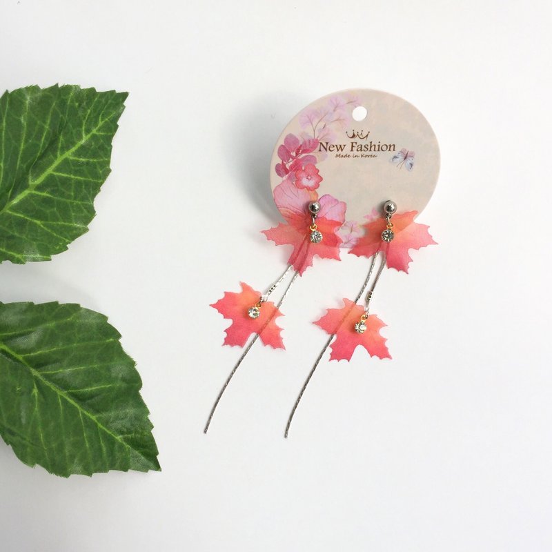 优雅知性 晕染橘红色枫叶子丝纱水钻石水晶垂坠耳环 - 耳环/耳夹 - 丝．绢 红色