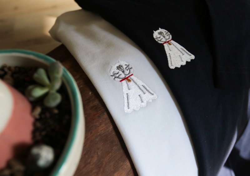 吉普猫晴天娃娃 /  上衣  刺绣 T-SHIRT  (中性版) - 女装 T 恤 - 棉．麻 白色