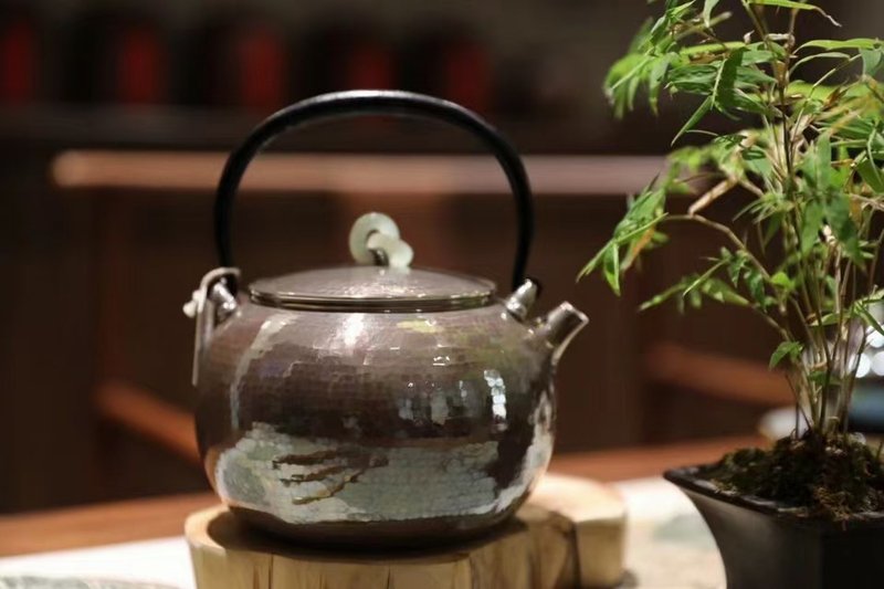 尚帧品 紫皮玉钮宝珠形银壶 纯银9999一长大口打出 1200cc - 茶具/茶杯 - 纯银 