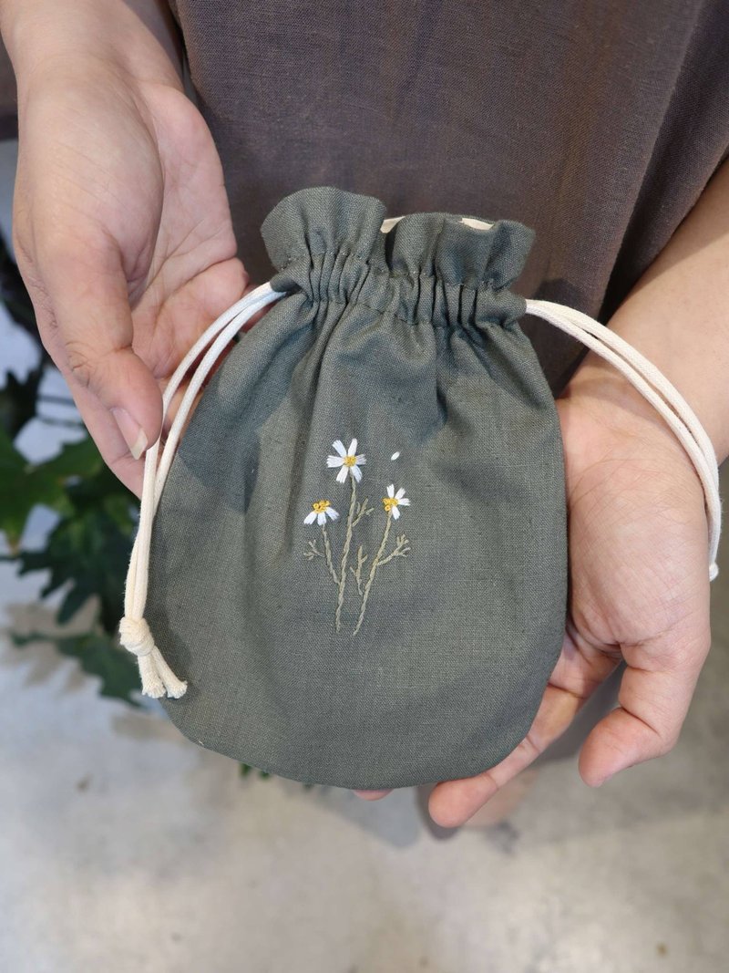 小菊花手刺绣束口袋/收纳袋 - 束口袋双肩包 - 棉．麻 绿色