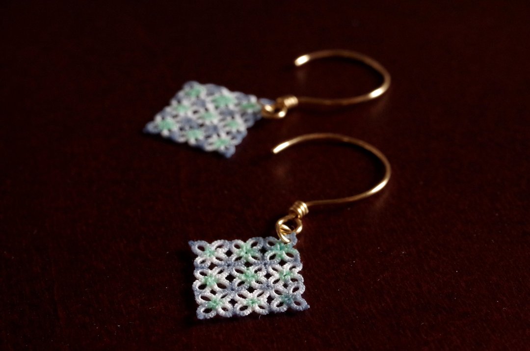 Hand dyed tatting lace square earrings summer rain - 耳环/耳夹 - 棉 多色