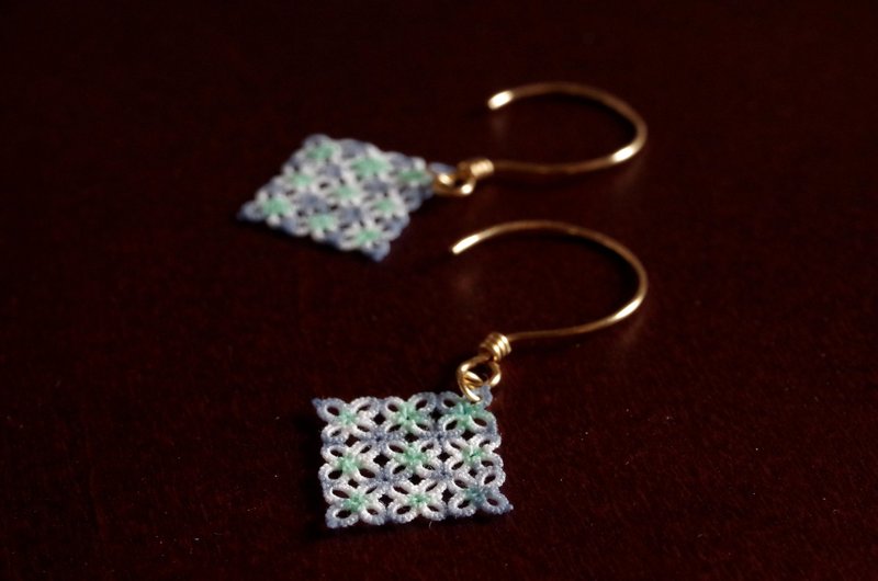 Hand dyed tatting lace square earrings summer rain - 耳环/耳夹 - 棉．麻 多色